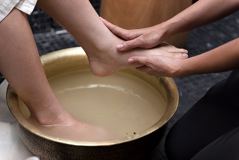 washing disciples' feet